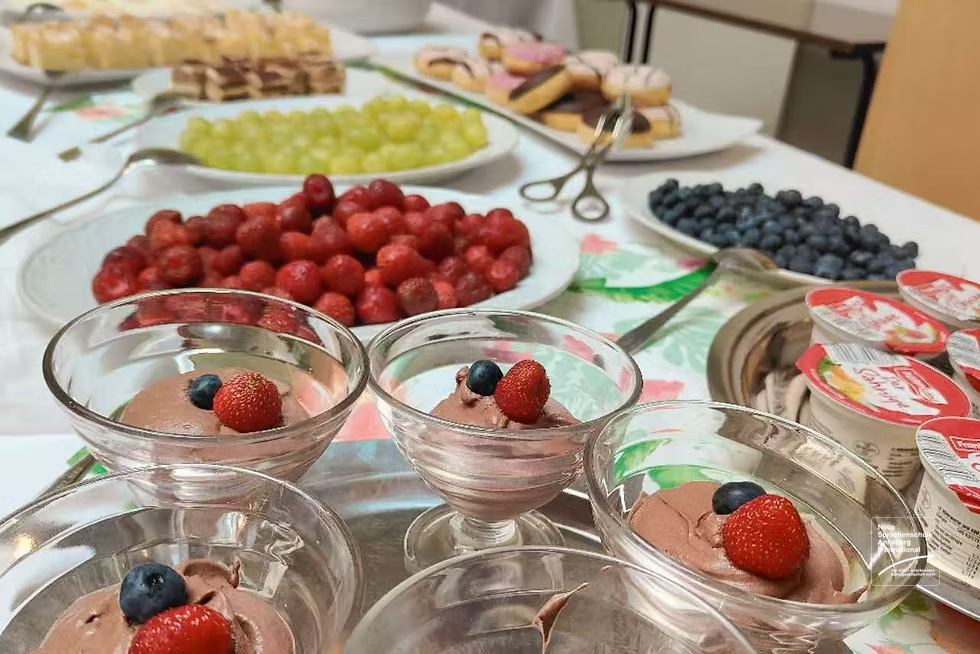 Obst und Desserts am Buffet der Schulmensa
