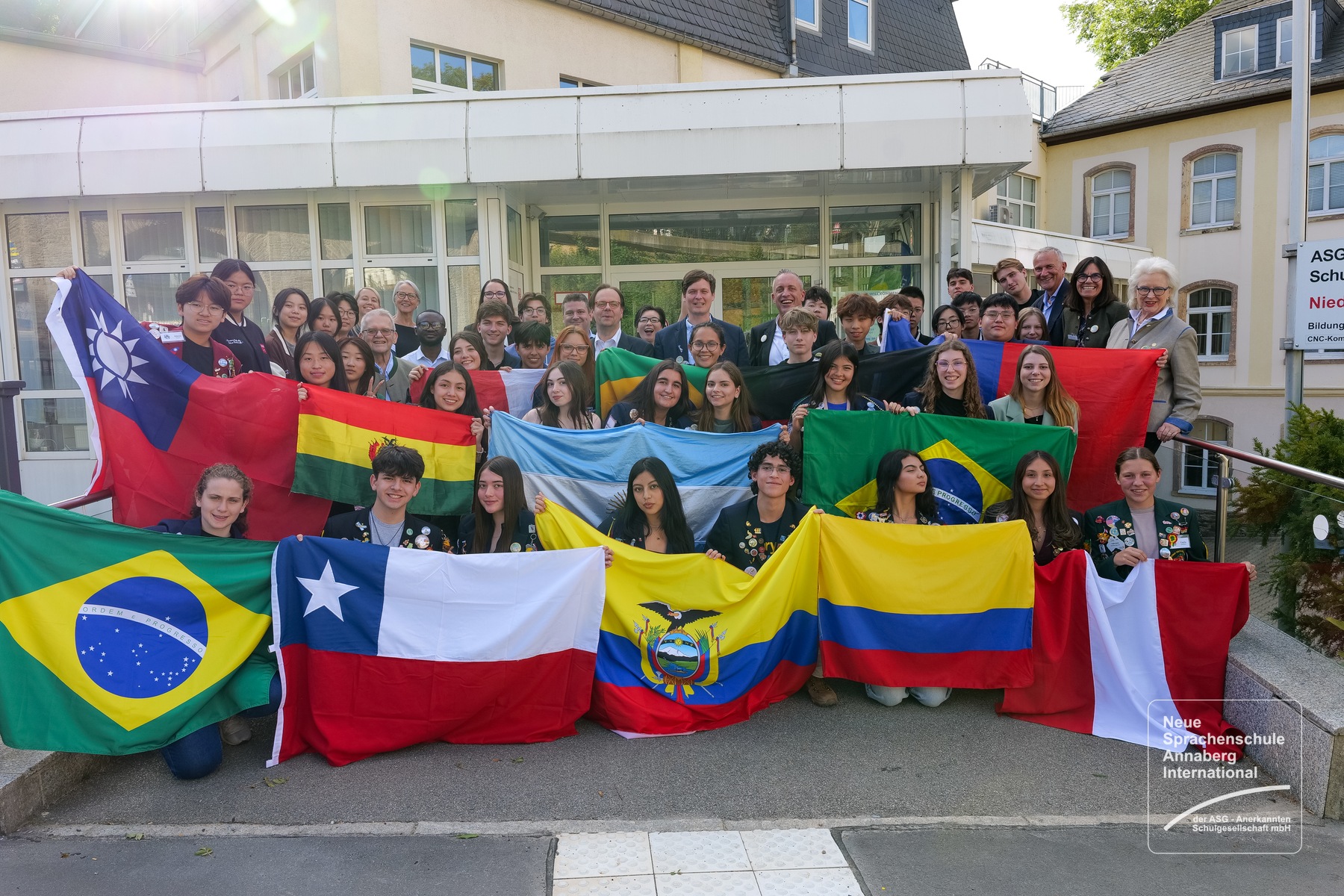 Gruppenfoto mit internationalen Austauschschülerinnen und Austauschschülern und Gästen vor unserer Sprachenschule