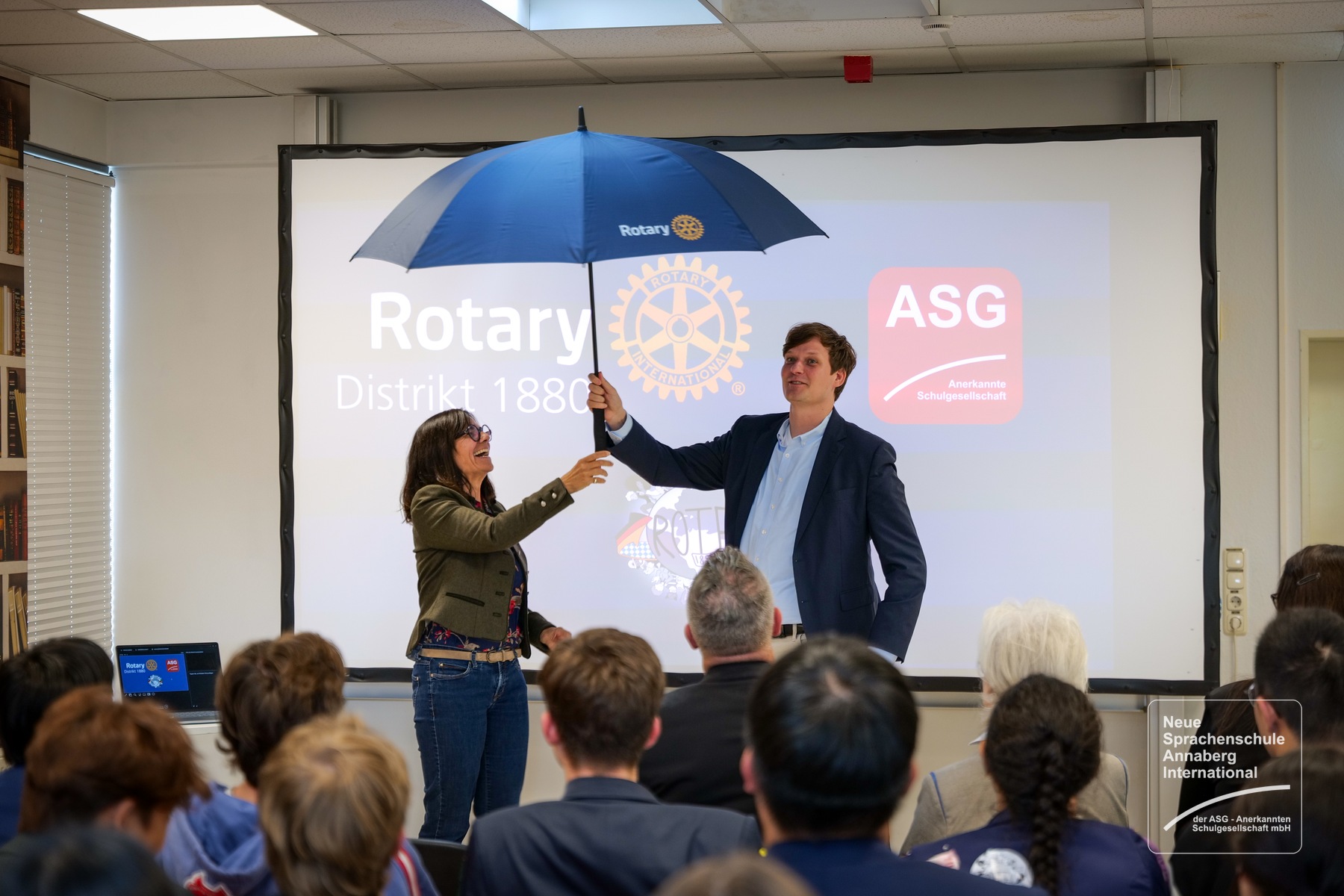 Ein Rotary-Schirm als Symbol für die Schirmherrschaft über das Sprachcamp